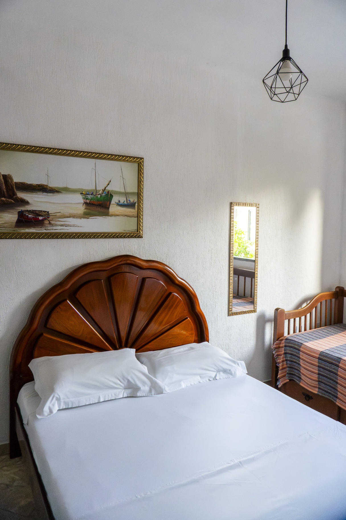 Quarto Estrela do Mar — cabeceira em madeira