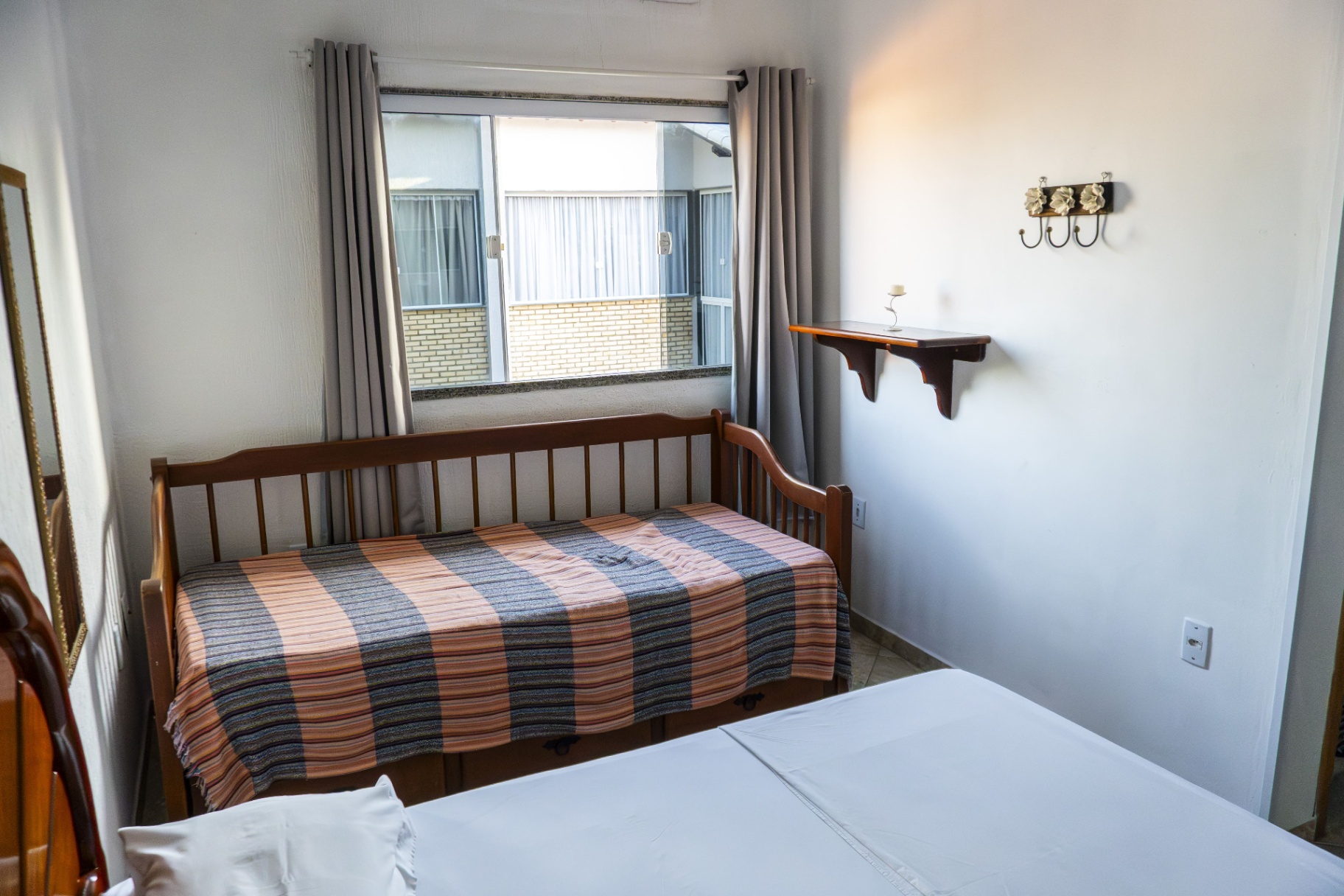 Quarto Estrela do Mar — cama auxiliar e cabideiro
