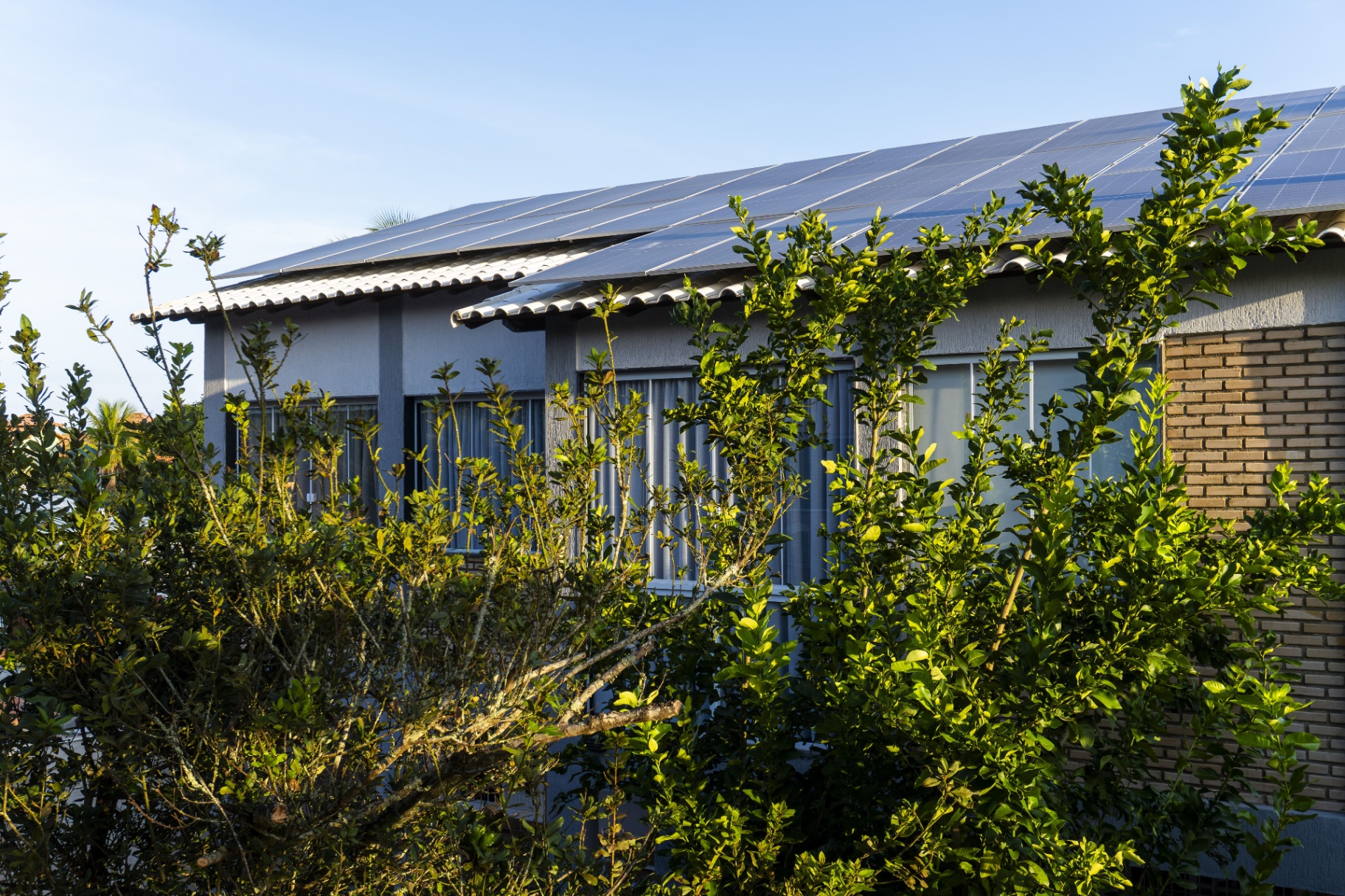 Quarto Marlim Azul — vista externa com painéis solares