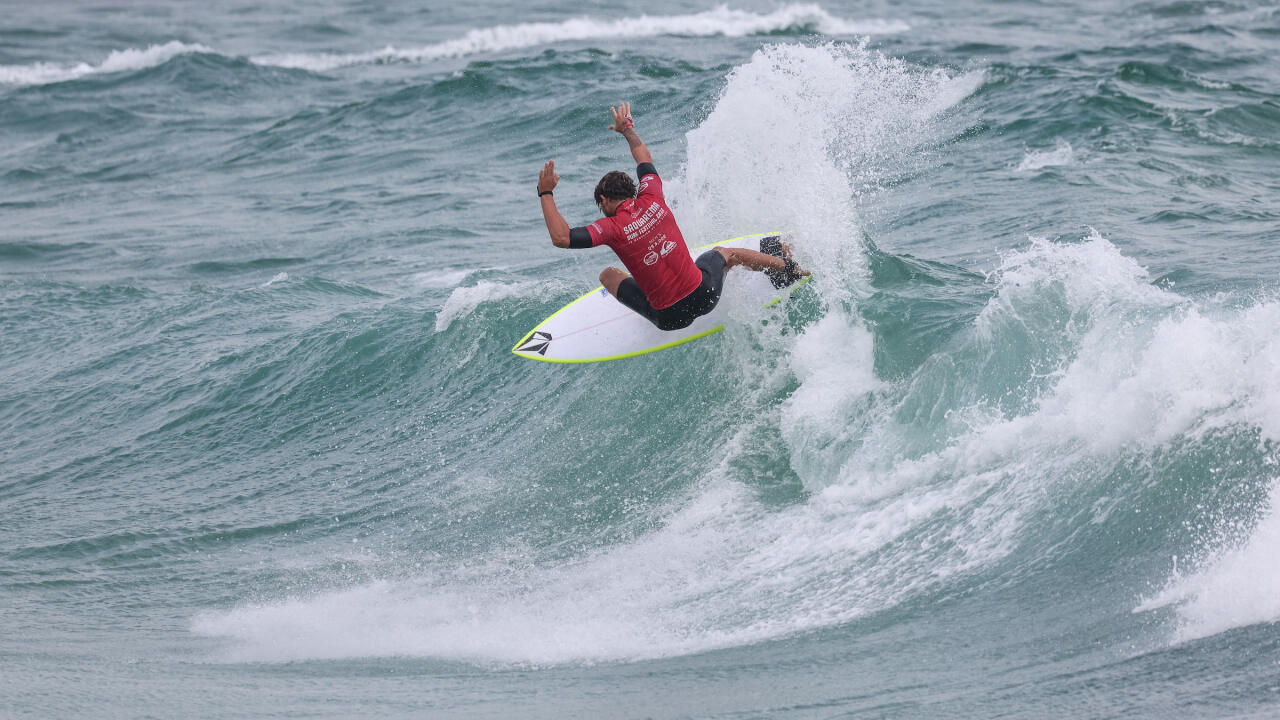 Surfista em ação no Maracanã do surfe, Itaúna