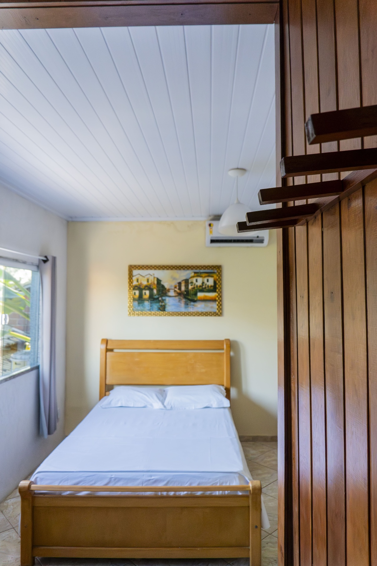 Quarto Marlim Azul — vista da cama a partir da entrada