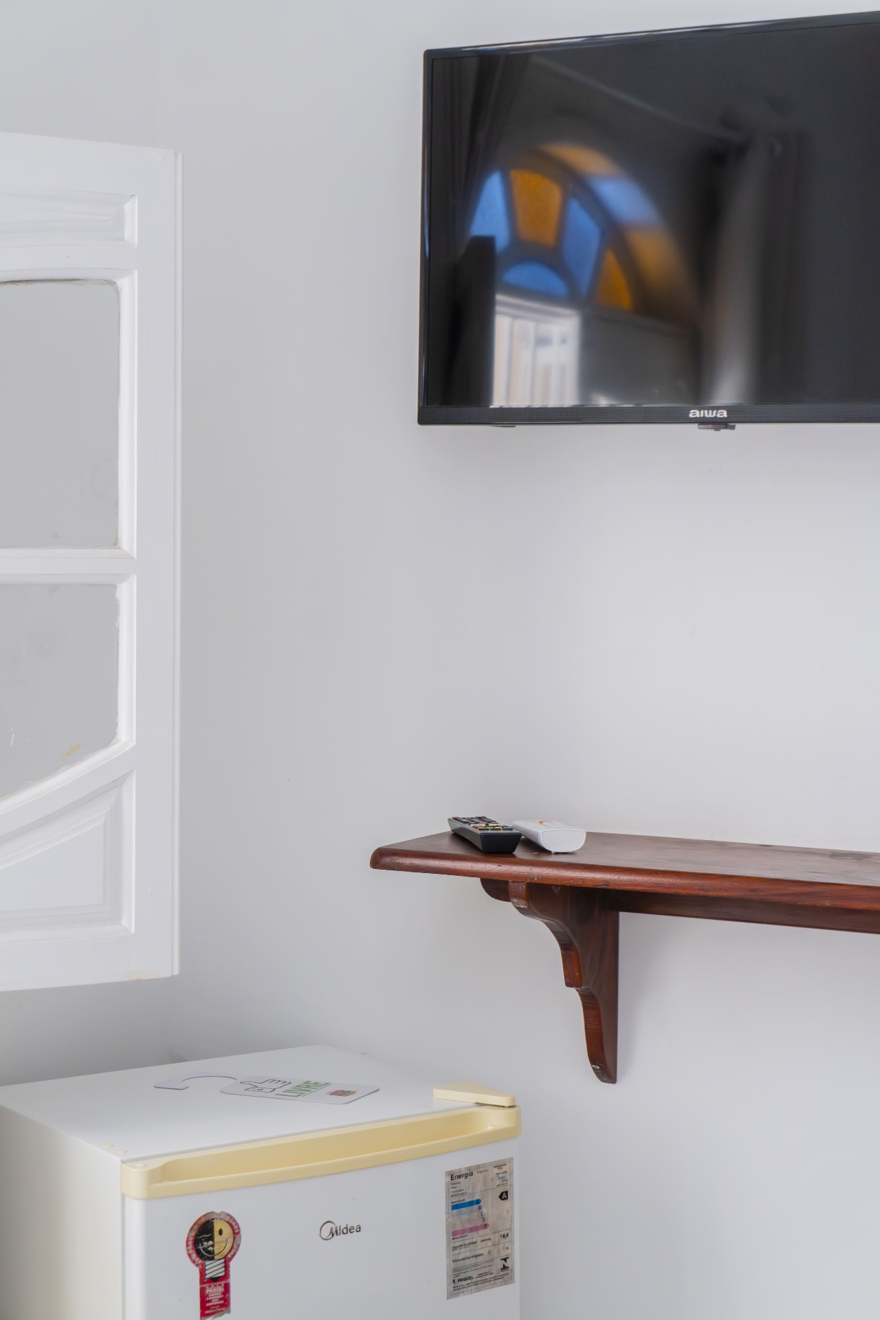 Quarto Cavalinha — TV, prateleira de apoio e frigobar