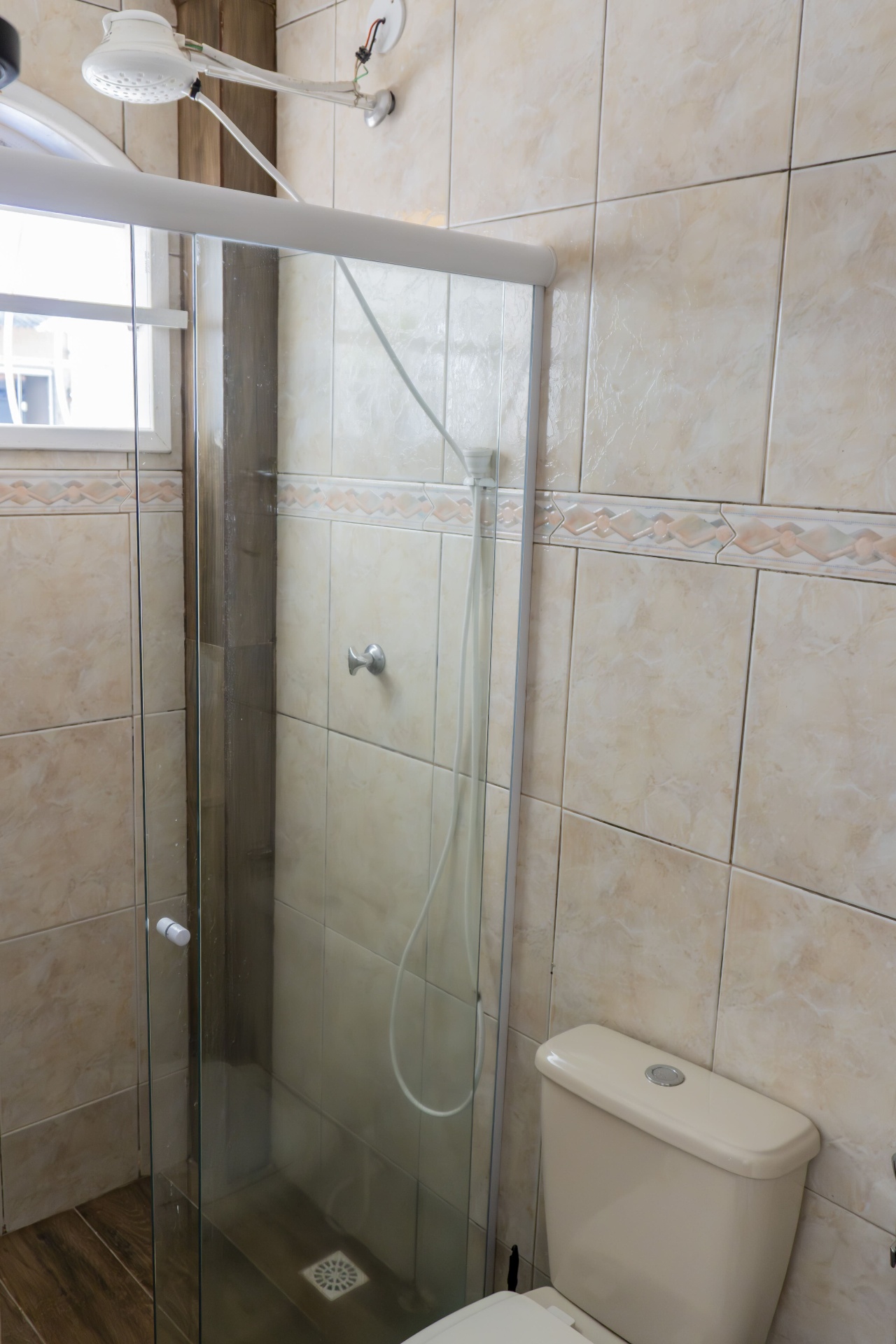 Quarto Cavalinha — chuveiro e vaso sanitário