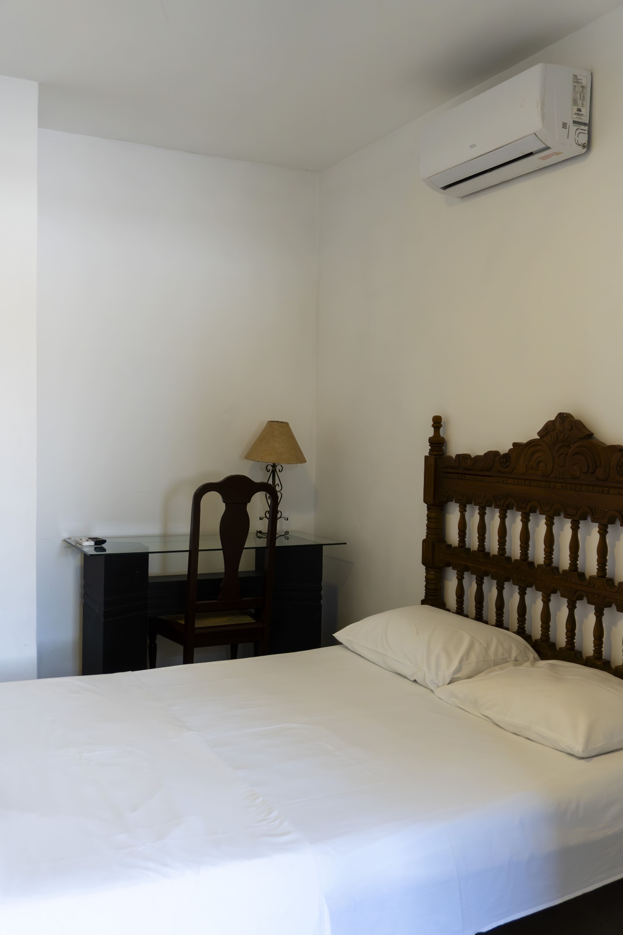 Quarto Sardinha — cama de casal com escrivaninha ao fundo
