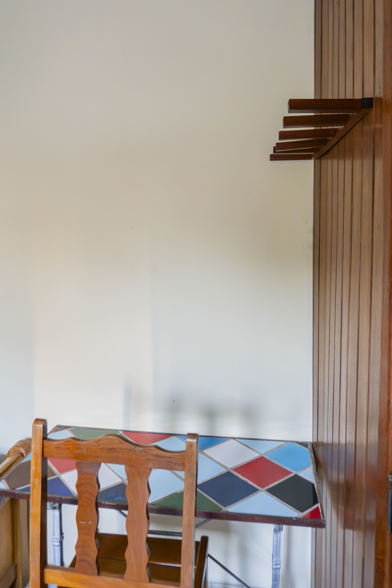 Quarto Marlim Azul — mesa de apoio e cabideiro