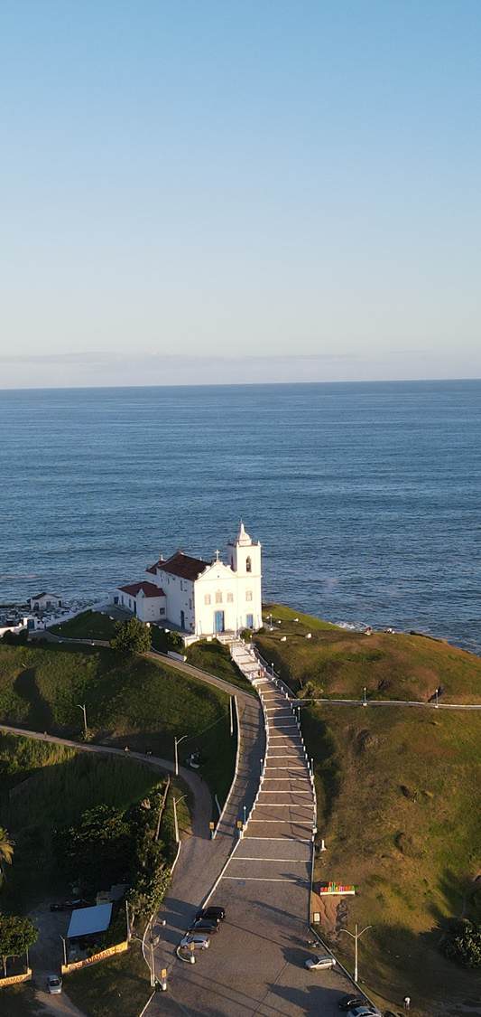 Igreja de Nossa Senhora de Nazareth com o mar de Saquarema ao fundo