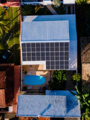 Vista aérea dos painéis solares