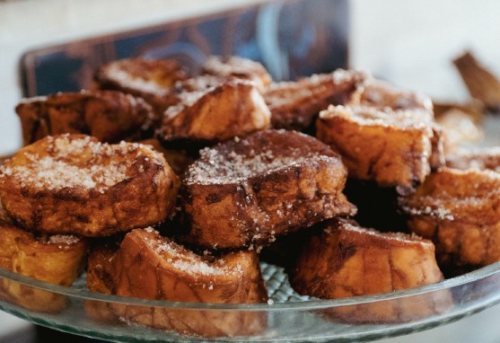 Rabanadas caseiras com canela e açúcar