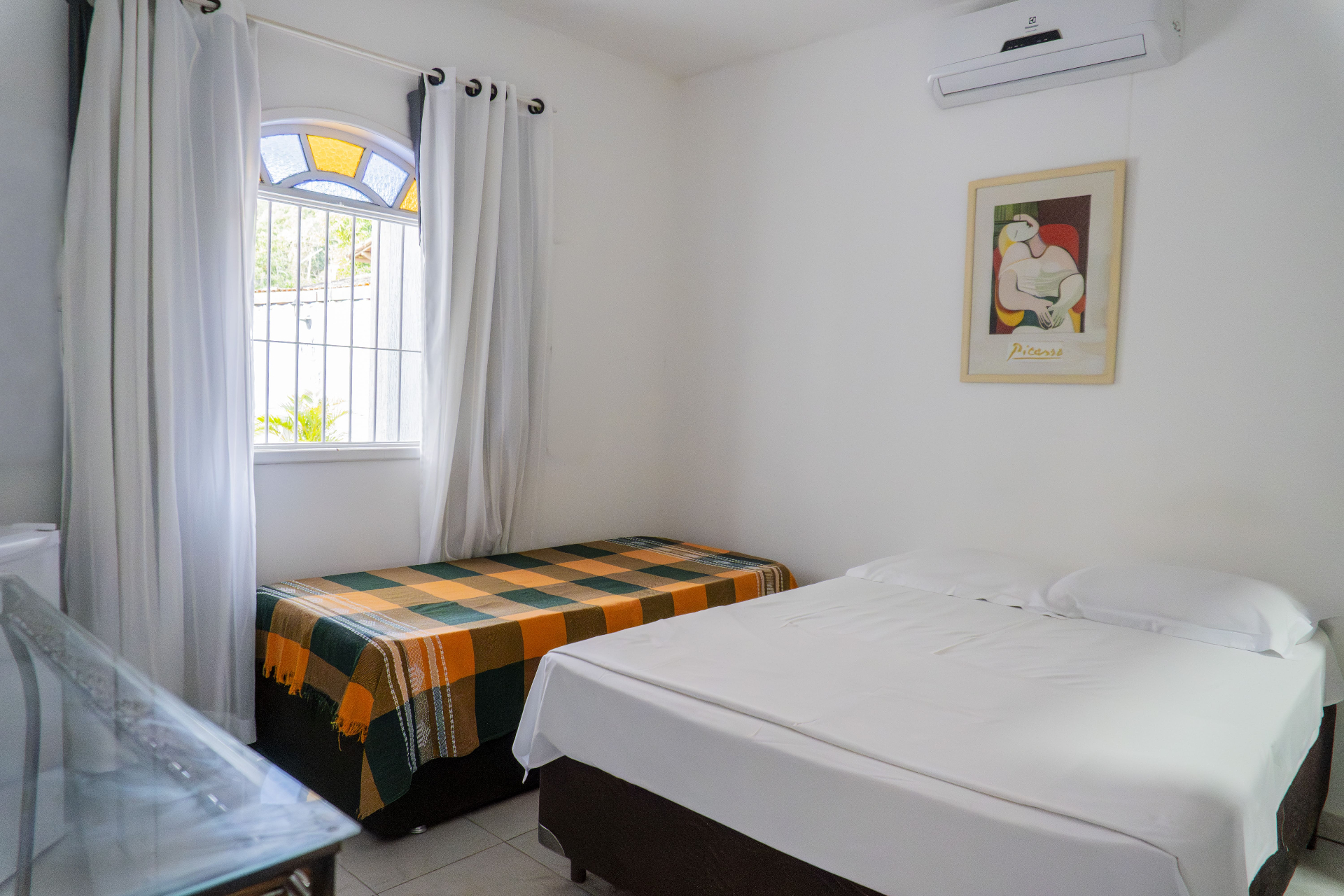 Quarto Manjubinha — vista ampla das camas e ar-condicionado