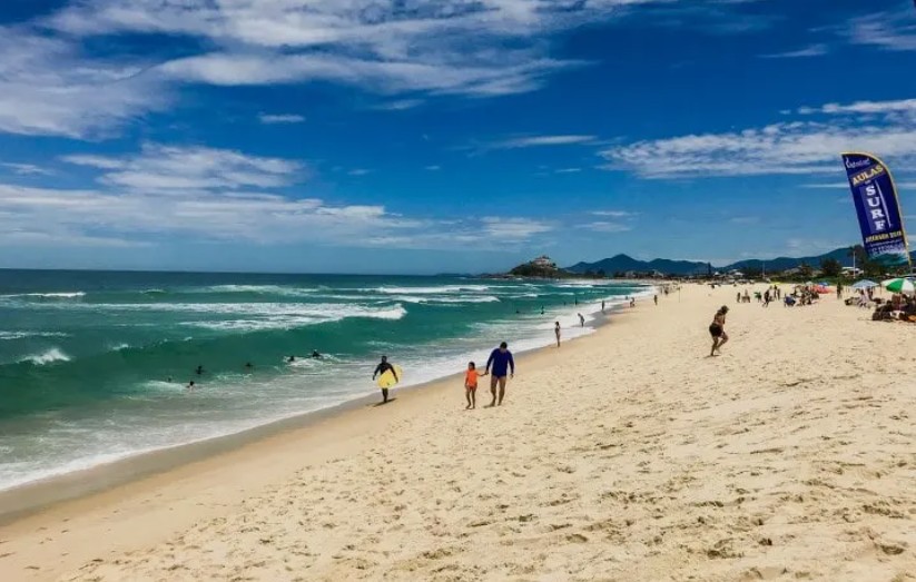 Praia de Itaúna com surfistas