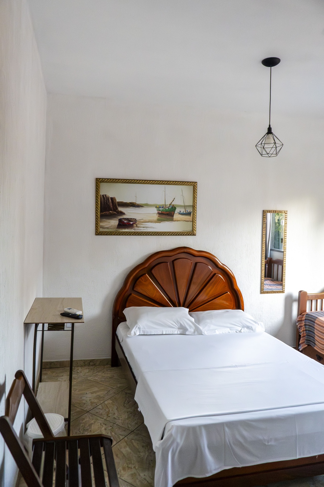 Quarto Estrela do Mar — mesa de apoio e cadeira