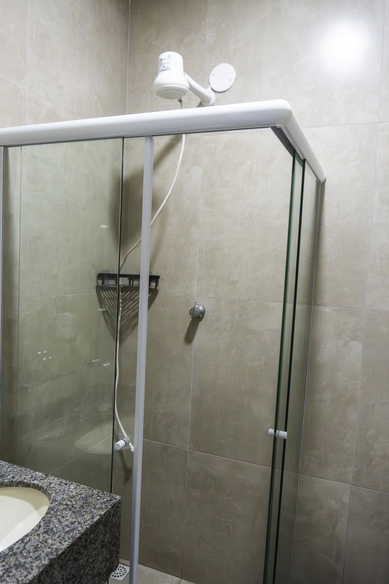 Quarto Manjubinha — detalhe do chuveiro e box do banheiro