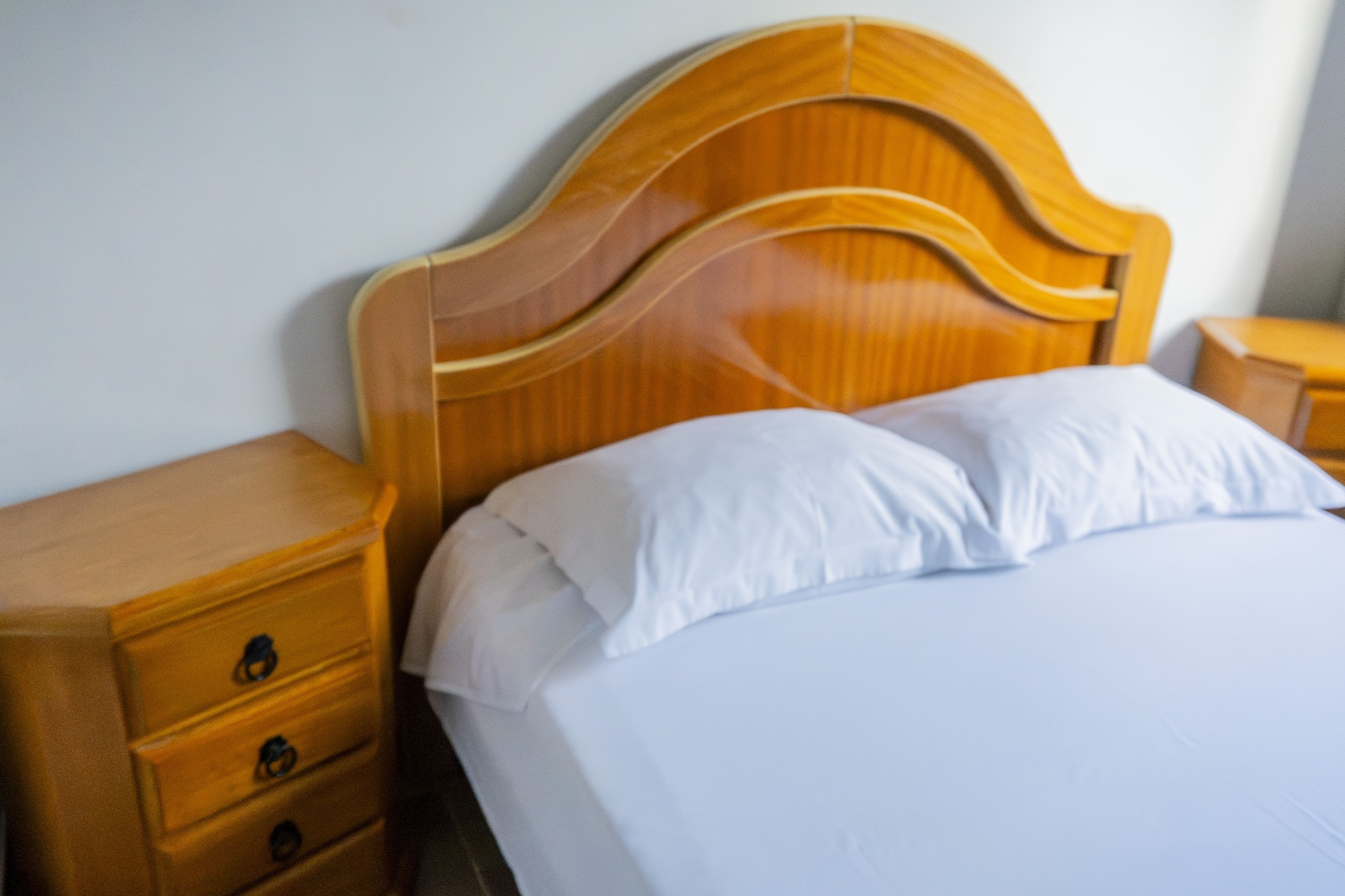 Quarto Dourado — detalhe da cabeceira em madeira
