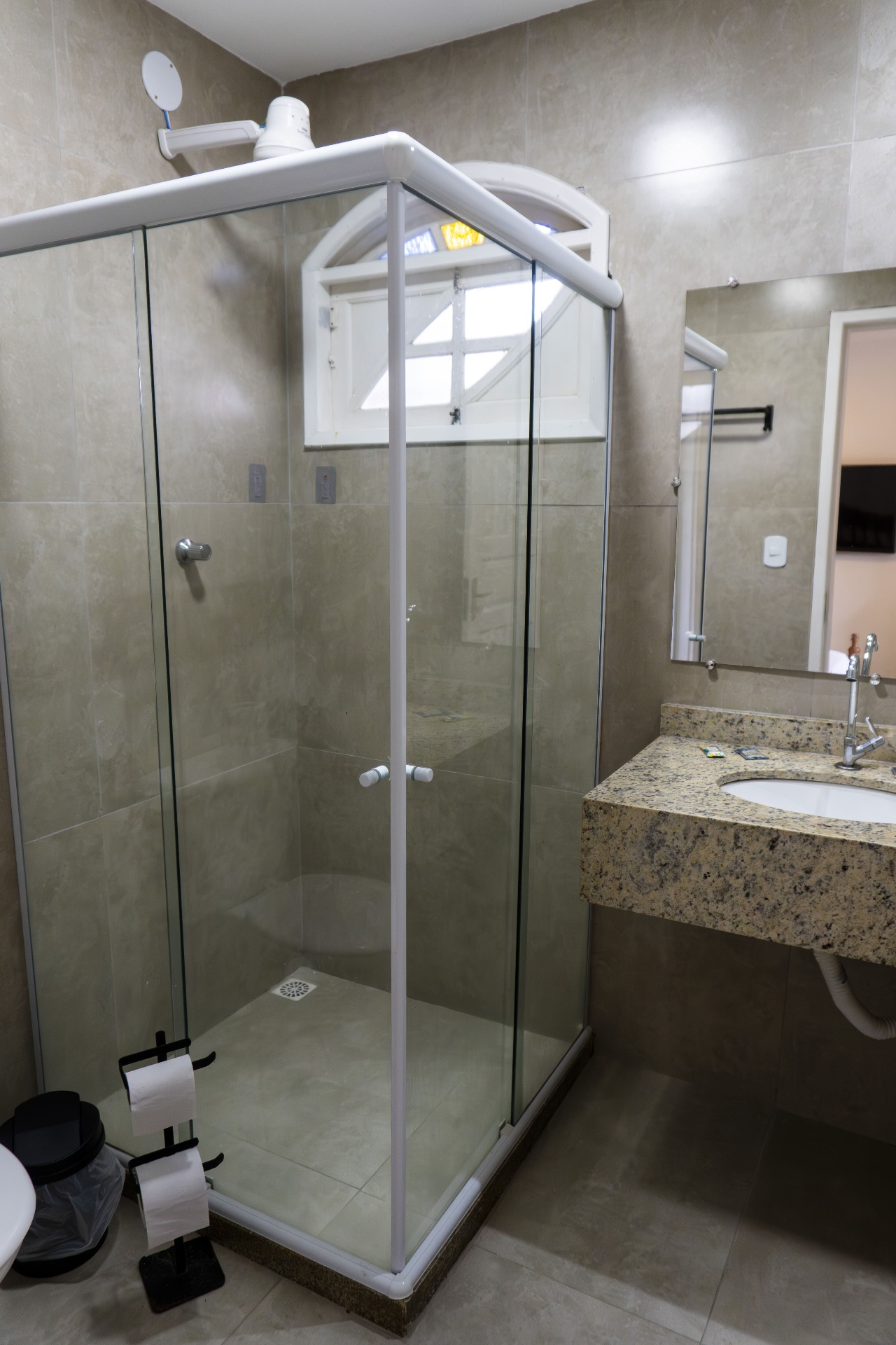 Quarto Tainha — banheiro completo com box amplo e bancada