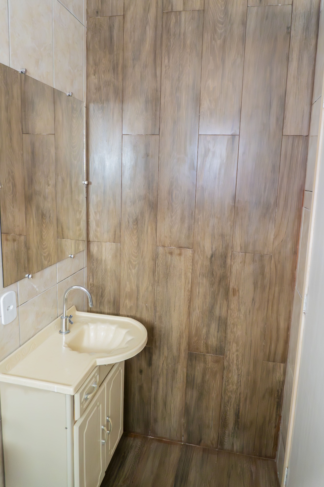 Quarto Cavalinha — detalhe da pia e espelho