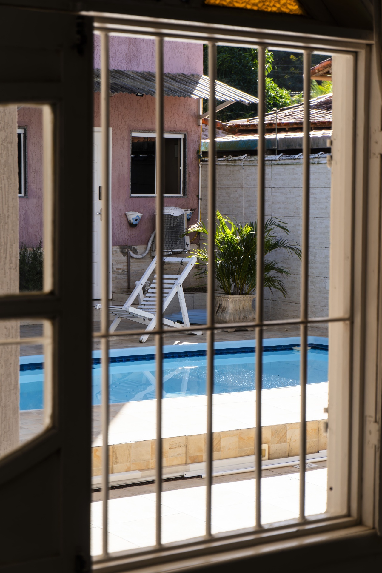 Quarto Cavalinha — vista da janela para a piscina