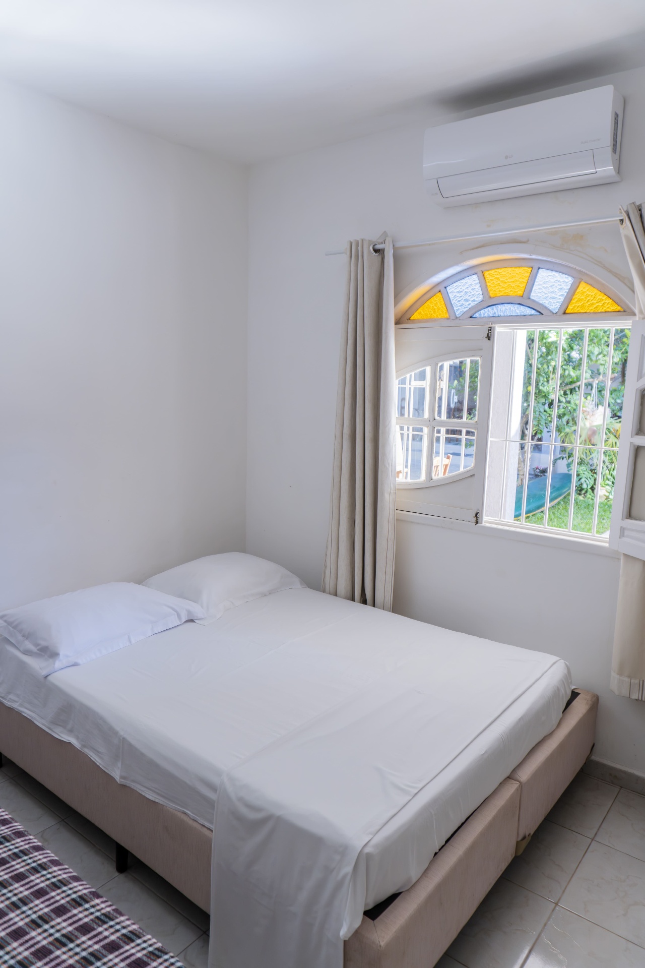 Quarto Cavalinha — cama de casal com janela e ar-condicionado
