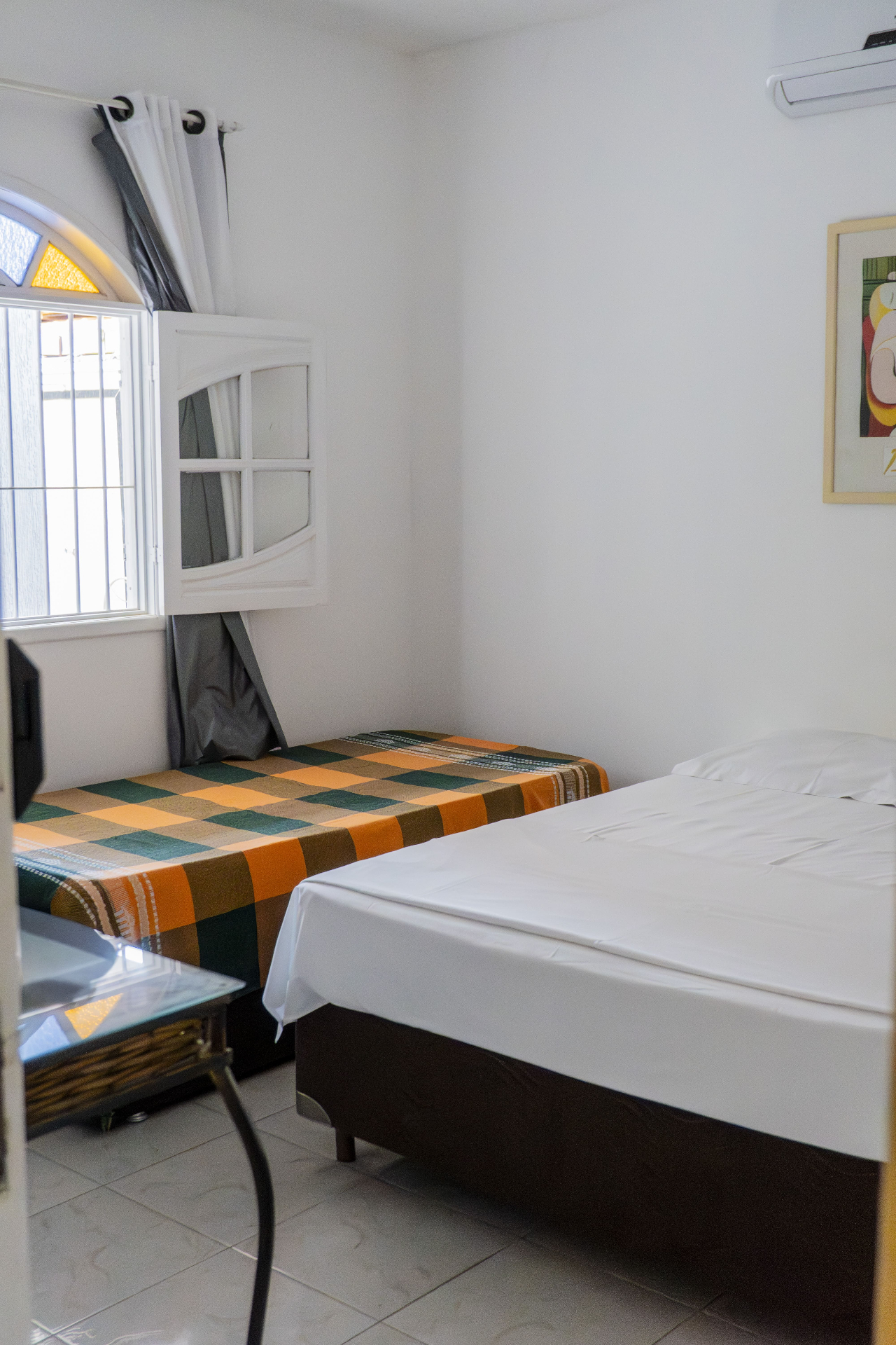 Quarto Manjubinha — camas vistas da entrada