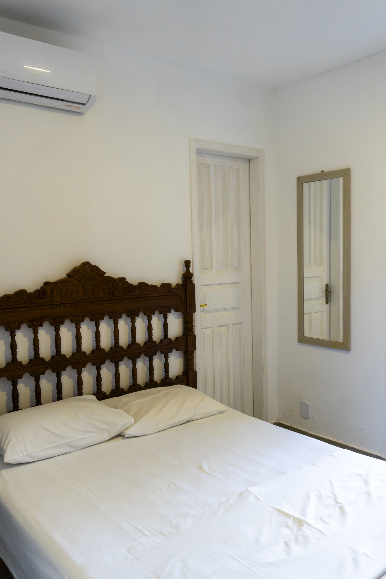 Quarto Sardinha — cama de casal com ar-condicionado e espelho
