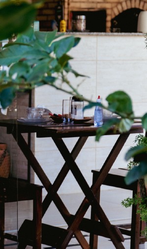 Mesa no jardim com forno a lenha ao fundo