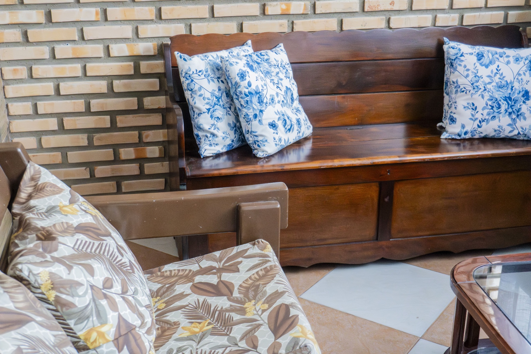 Quarto Sardinha — detalhe dos sofás de madeira