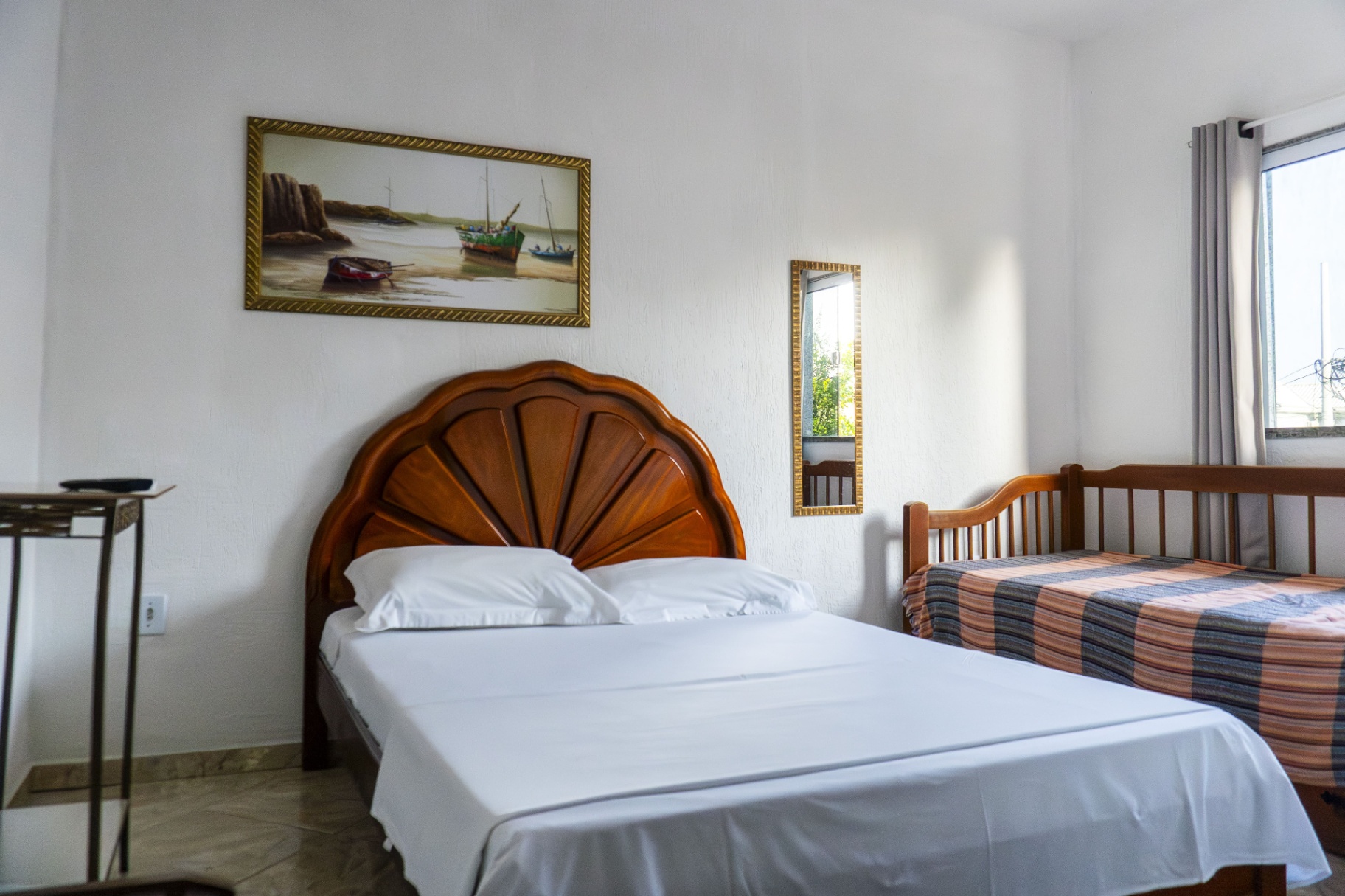 Quarto Estrela do Mar — janela com cortina