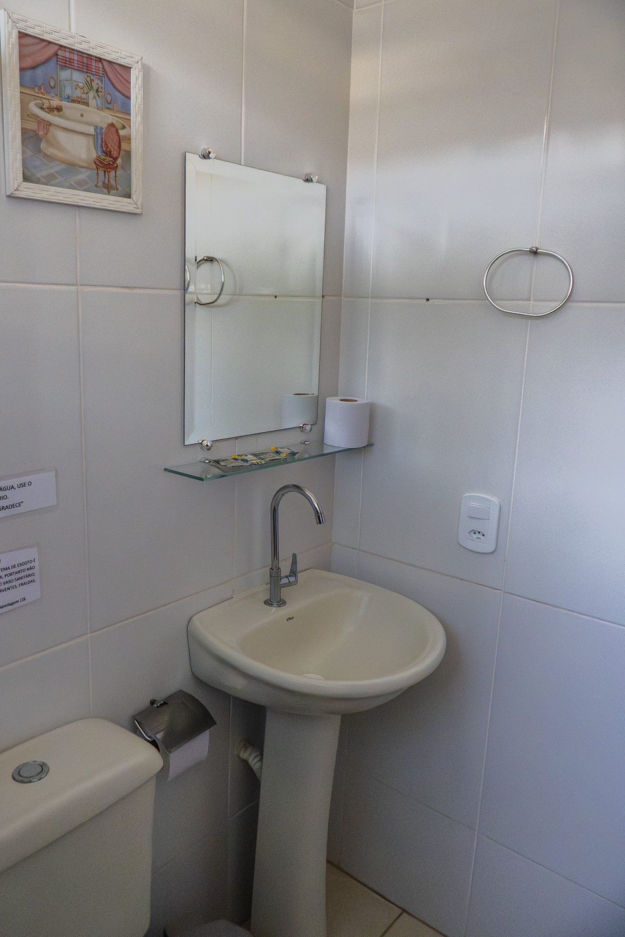 Quarto Dourado — detalhe da pia do banheiro
