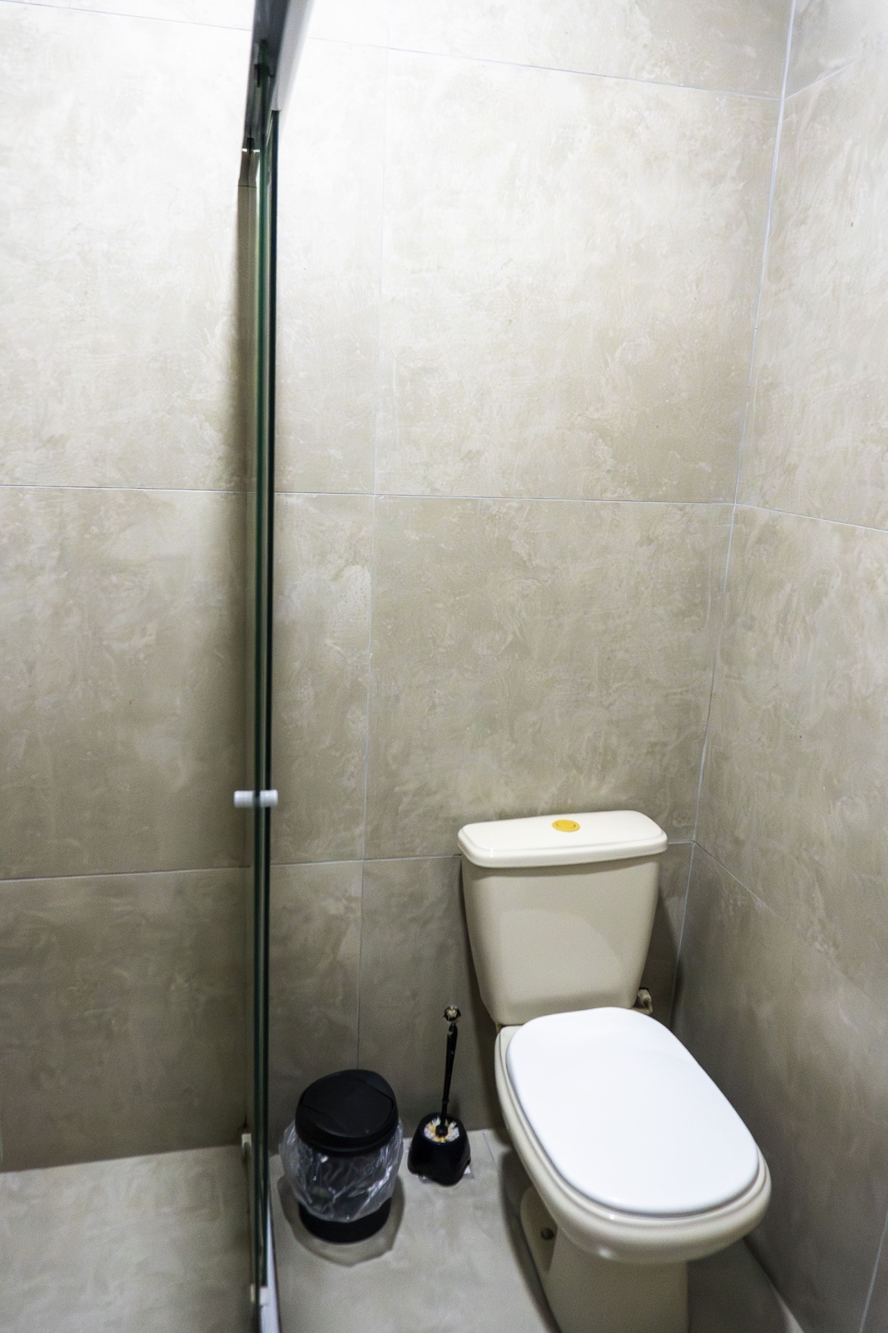 Quarto Manjubinha — banheiro com box e vaso sanitário