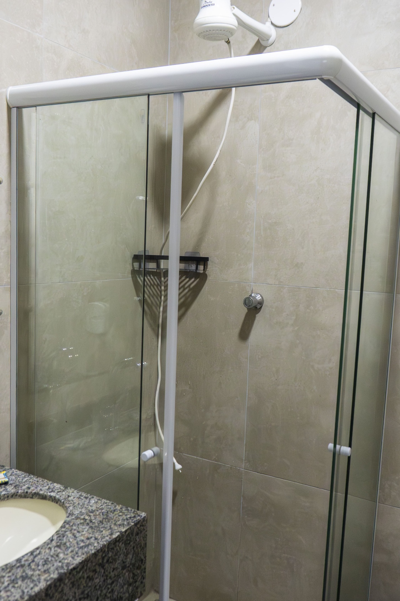 Quarto Manjubinha — box do banheiro com chuveiro