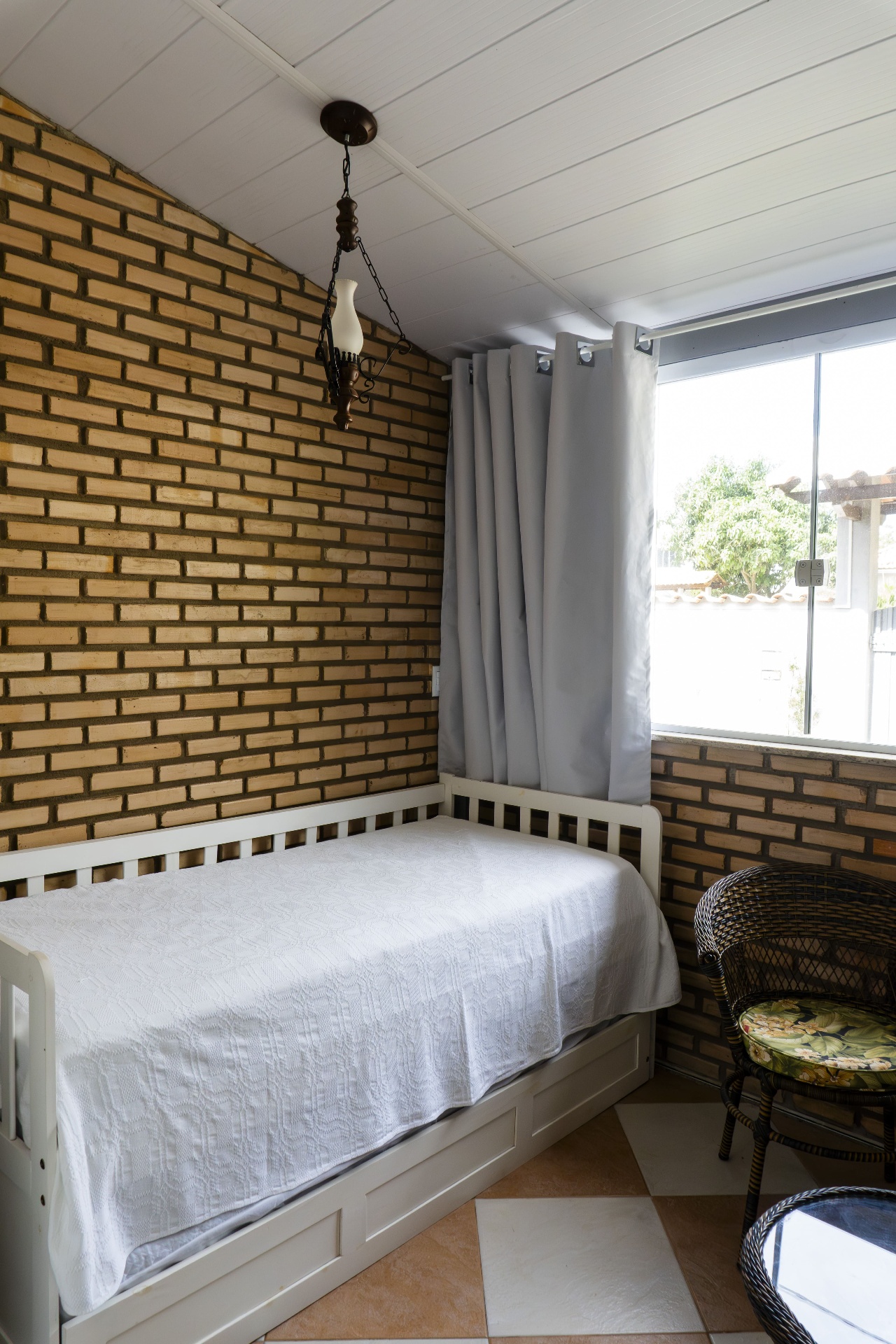 Quarto Tainha — cama auxiliar na varanda iluminada