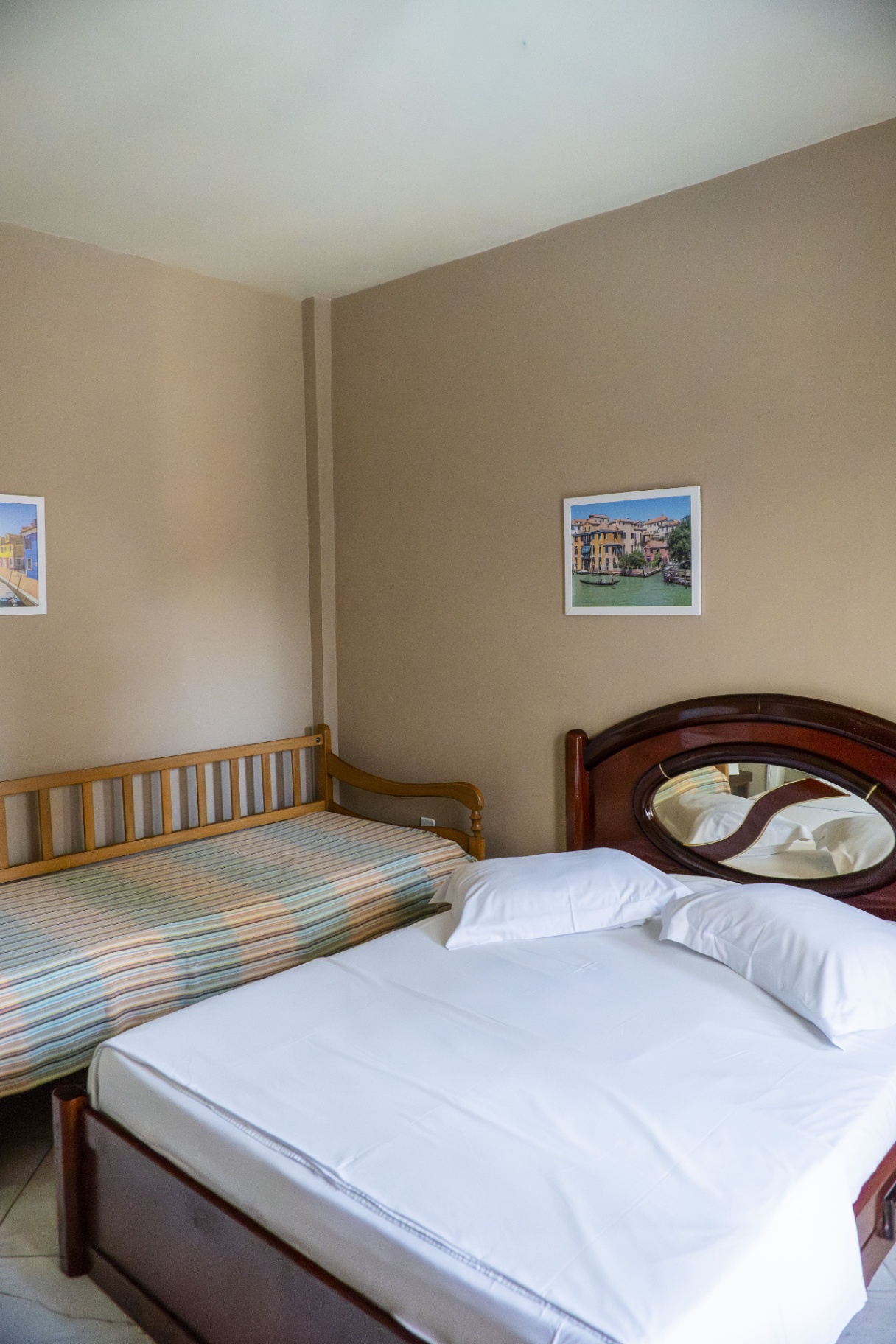 Quarto Coral — cama de casal e sofá